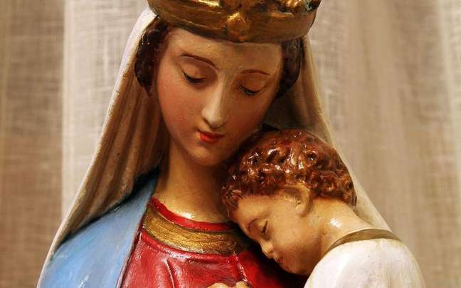 Estátua da Virgem Maria com o menino Jesus -