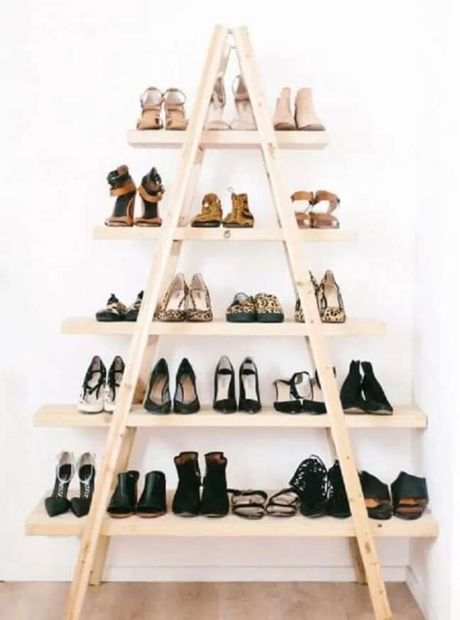 66. Organize sapatos na estante escada decorativa. Fonte: Shopee