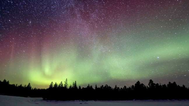 A aurora boreal (observada na Finlândia, nesta imagem) é um dos efeitos das tempestades solares sobre o campo magnético da Terra