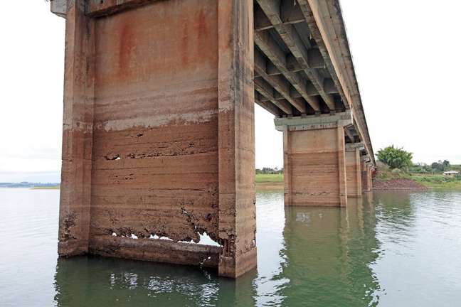 Fissuras aparentes na estrutura da ponte na Raposo Tavares preocupam motoristas
