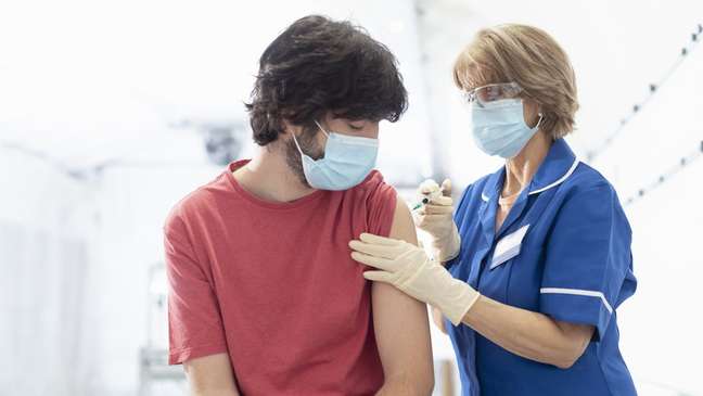 As vacinas mantêm a proteção contra casos graves de covid-19