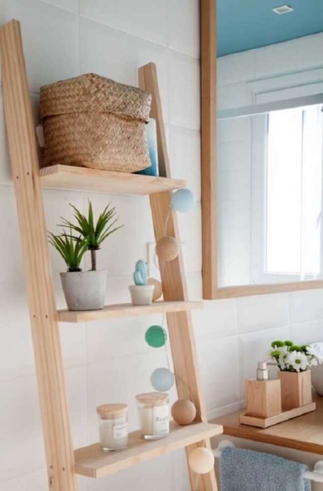 39. Decore o banheiro com uma linda escada de madeira decorativa. Fonte: Nordest Invest