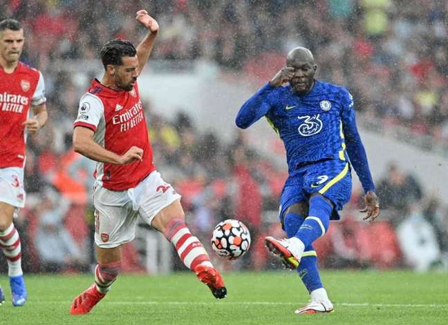 Pablo Marí foi titular nos dois primeiros jogos do Arsenal no Inglês, mas perdeu espaço (Foto: JUSTIN TALLIS / AFP)