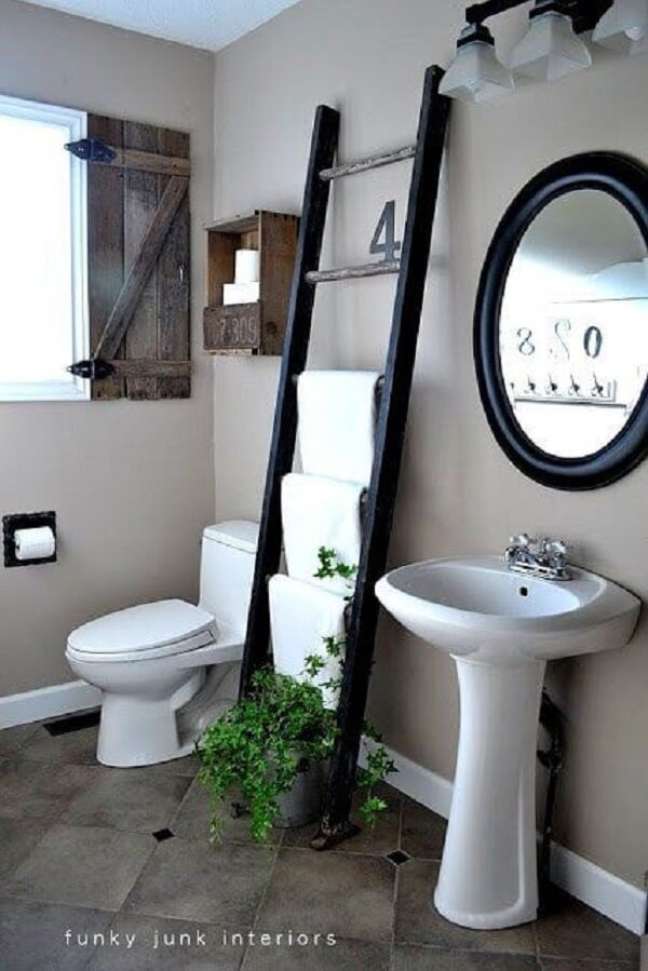 72. Toalhas de banho e rosto ficam apoiadas na escada decorativa para banheiro. Fonte: Handfie