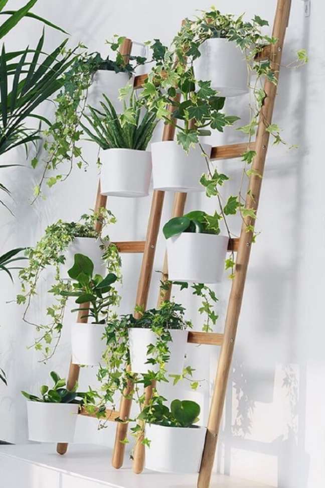 2. A escada decorativa pode ser usada para fixar vasos de plantas. Fonte: Decoration Blog