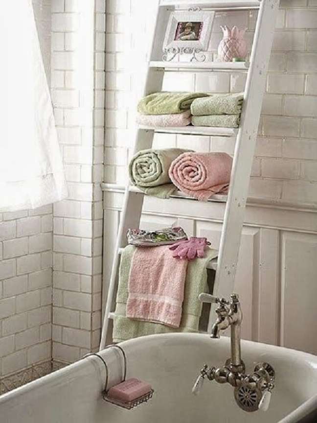 28. Apoie toalhas e itens de higiene na escada decorativa do banheiro. Fonte: Camarina Studio