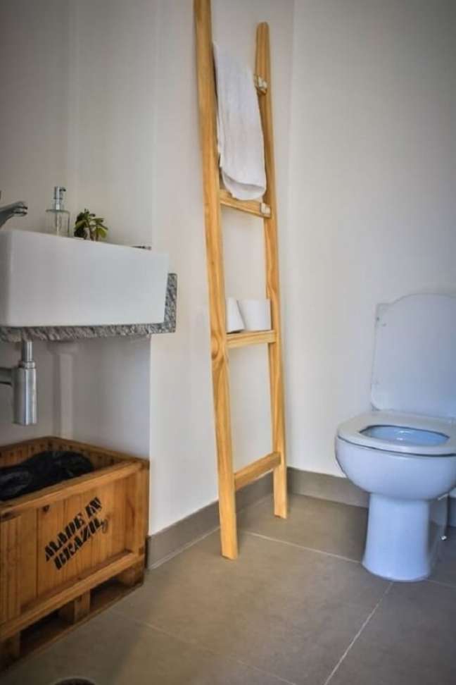 27. Apoie as tolhas de banho na escada de madeira decorativa. Fonte: Decoratorist