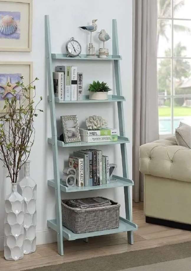 70. Sala com escada decorativa azul clara e vasos de plantas. Fonte: Totally Furniture