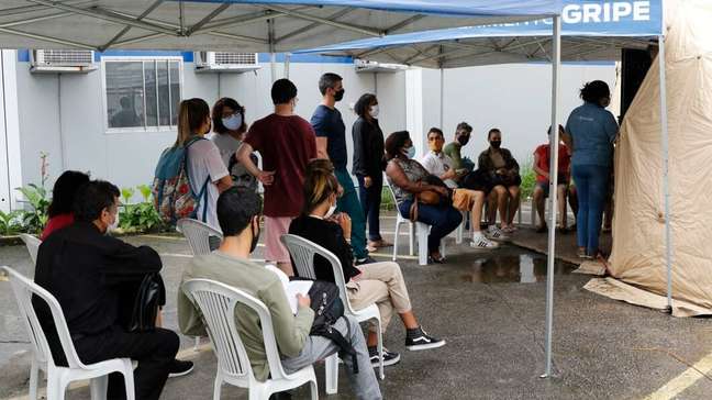 Cariocas formam fila na UPA da Tijuca para realizar teste para a COVID-19 