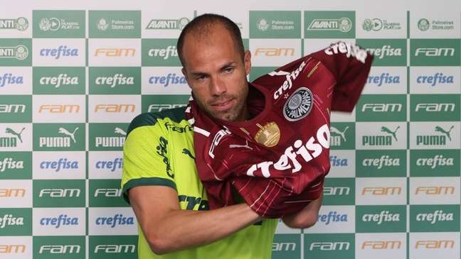 Marcelo Lomba veste pela primeira vez a camisa do Palmeiras, durante sua apresentação (Cesar Grecco/Palmeiras)