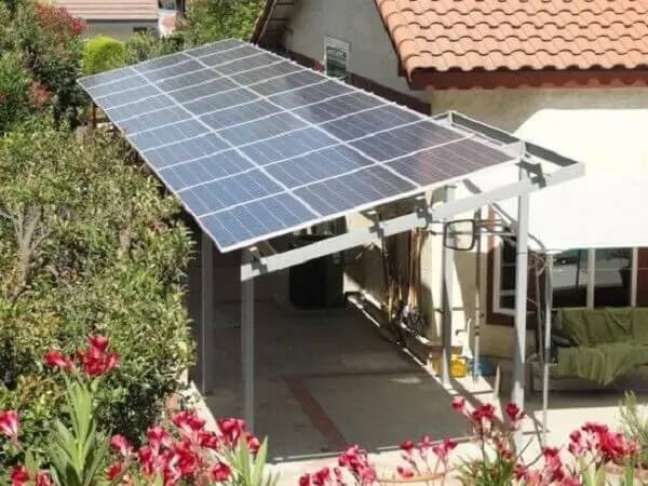 6. As placas solares podem compor a estrutura de telhado da garagem lateral. Fonte: Sualci Quotes