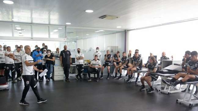 Sylvinho conversa com o grupo do Corinthians que reapresentou na segunda (Foto: Rodrigo Coca/Ag. Corinthians)