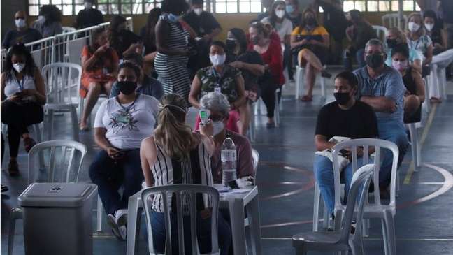 Atendimento a pacientes com sintomas de covid-19 ou gripe no Rio; muitos profissionais da saúde fazem jornada dupla ou tripla