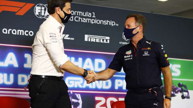 Chefe da Red Bull e o da Mercedes se cumprimentaram antes da decisão da F1, mas relação é azeda 