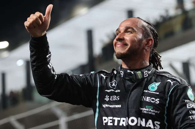 Lewis Hamilton traz a história de vida de quem nunca desiste 