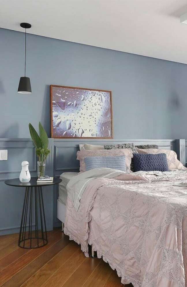 10. Boiserie quarto azul e branco decorado com luminária pendente e mesa lateral redonda – Foto: Casa Trés Chic