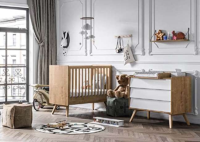 14. Boiserie quarto de bebe decorado em cores claras com moveis de madeira – Foto: Decor Fácil