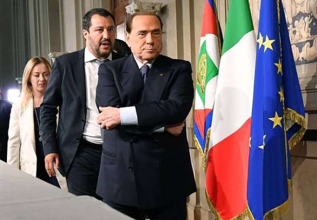 Silvio Berlusconi com seus aliados na coalizão conservadora: Matteo Salvini e Giorgia Meloni