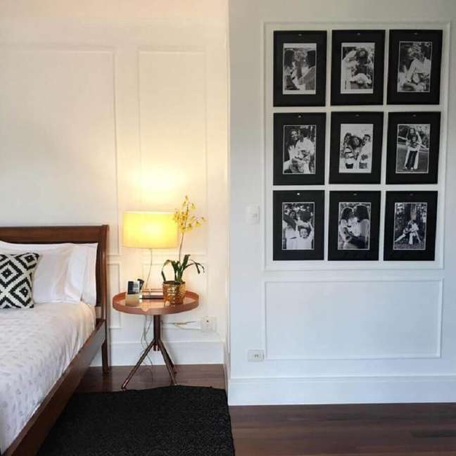52. Moldura boiserie para quarto de casal branco decorado com mural de fotos – Foto: Nix Design