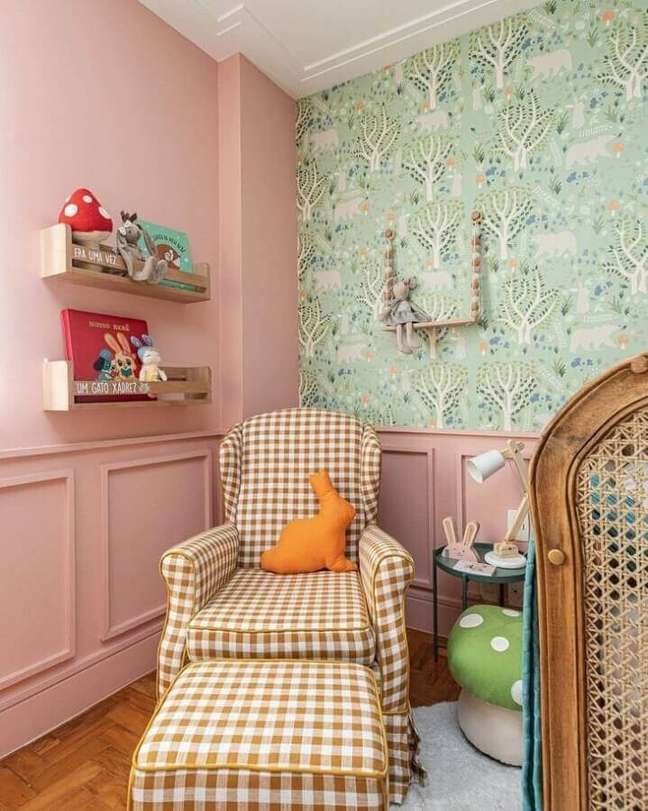 16. Boiserie quarto de bebe rosa decorado com poltrona xadrez – Foto: Duda Senna Arquitetura