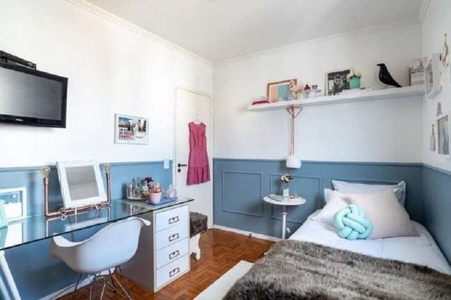 56. Moldura boiserie para quarto de solteiro azul e branco decorado com escrivaninha de vidro – Foto: Lu Boschi Design de Interiores
