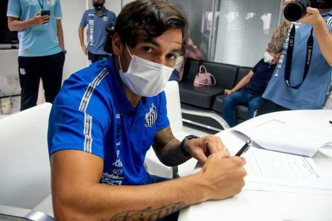 Ricardo Goulart assinou contrato com o Santos na terça-feira (Foto: Divlugação/Santos)