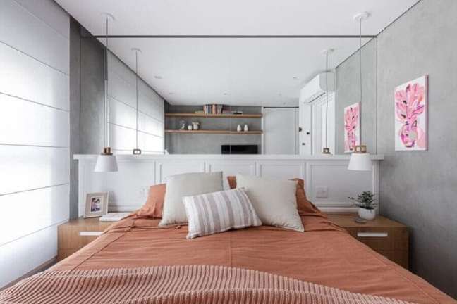 55. Moldura boiserie para quarto de casal pequeno decorado com parede espelhada – Foto: Duda Senna Arquitetura