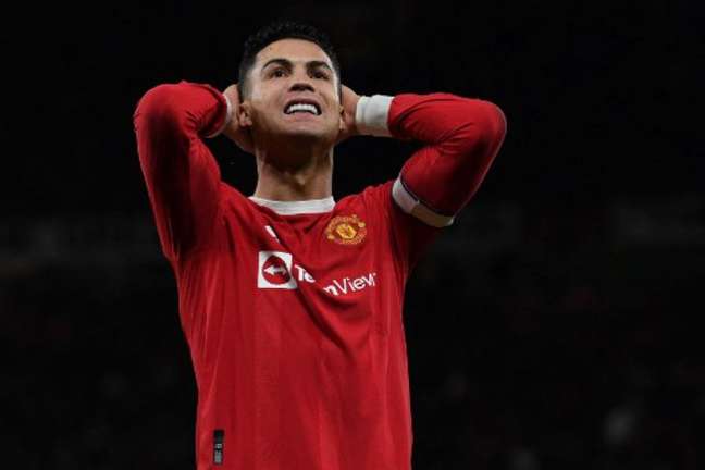 Cristiano Ronaldo não está satisfeito com a situação do Manchester United (PAUL ELLIS / AFP)
