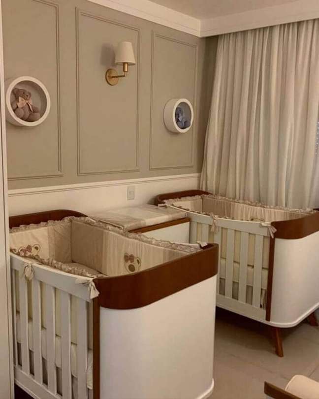 12. Boiserie quarto de bebe bege decorado com nicho redondo – Foto: Rafaela Furtado Arquiteta
