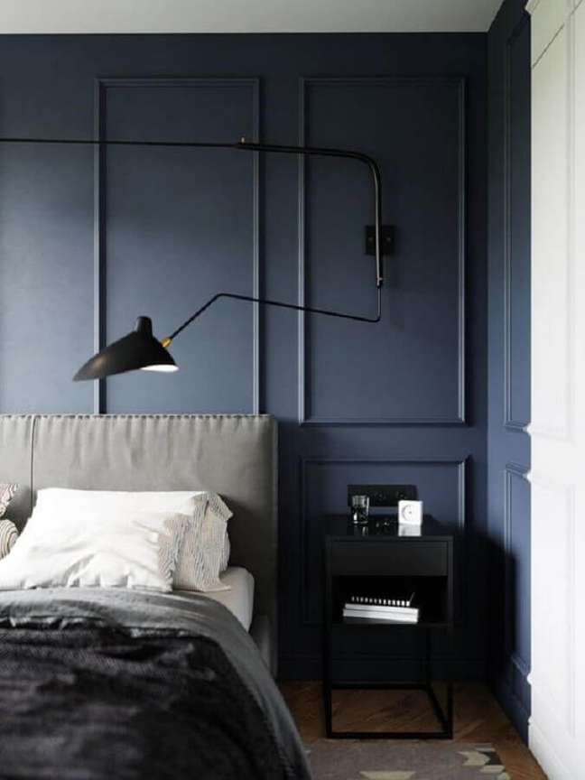 9. Boiserie no quarto moderno decorado com parede azul e luminária de parede – Foto: Editions de l’Arkhan