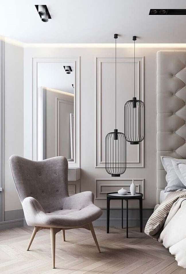 51. Luminária moderna para quarto com boiserie decorado em cores claras – Foto: Apartment Therapy