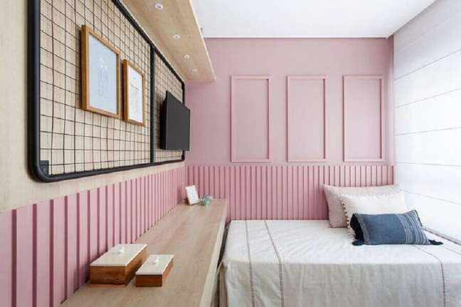 22. Boiserie quarto feminino pequeno decorado com parede rosa – Foto: Bianchi e Lima Arquitetura