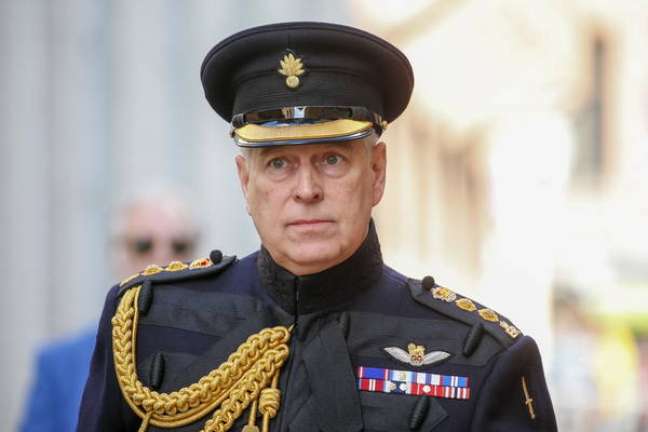 Príncipe Andrew 'devolveu' títulos militares por conta de processo em NY