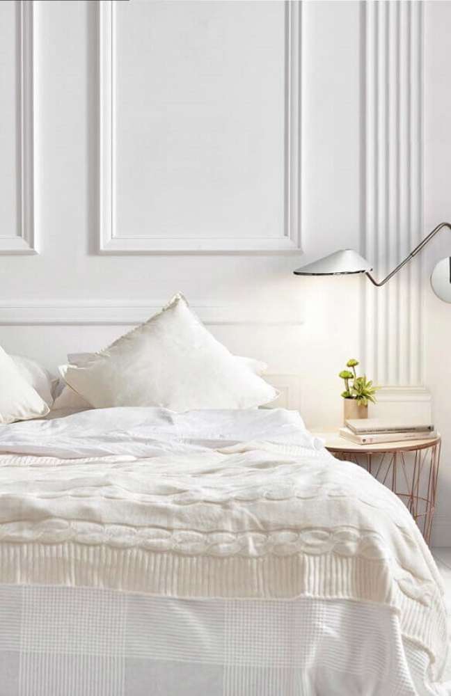 23. Boiserie quarto todo branco decorado com mesa lateral redonda – Foto: Casa Trés Chic