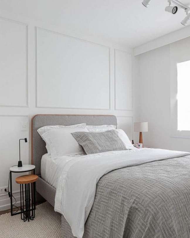 43. Decoração minimalista para quarto de casal com boiserie – Foto: Aya Arquitetura