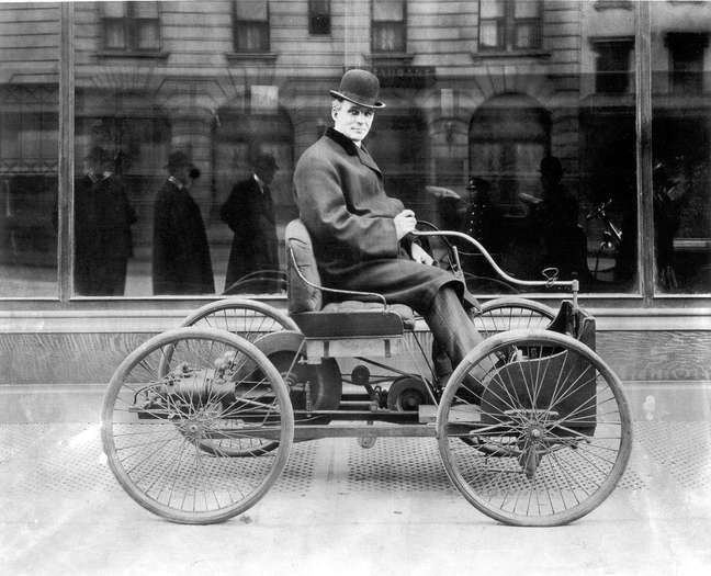 Henry Ford em seu Ford Quadriciclo, em 1896. 