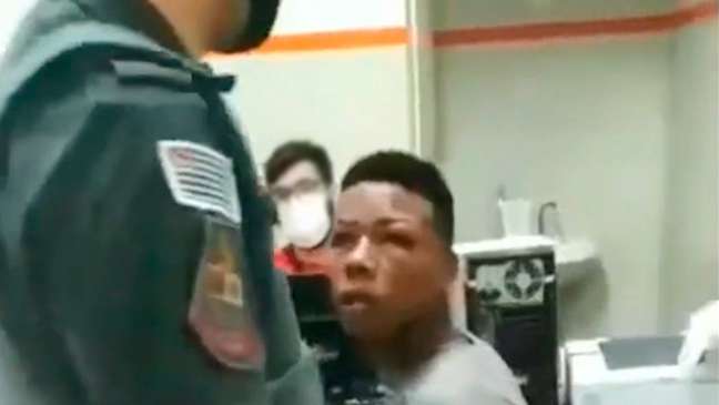 jovem negro que teria sido agredido por policias tem hematomas no rosto jovem negro que teria sido agredido por policias tem hematomas no rosto