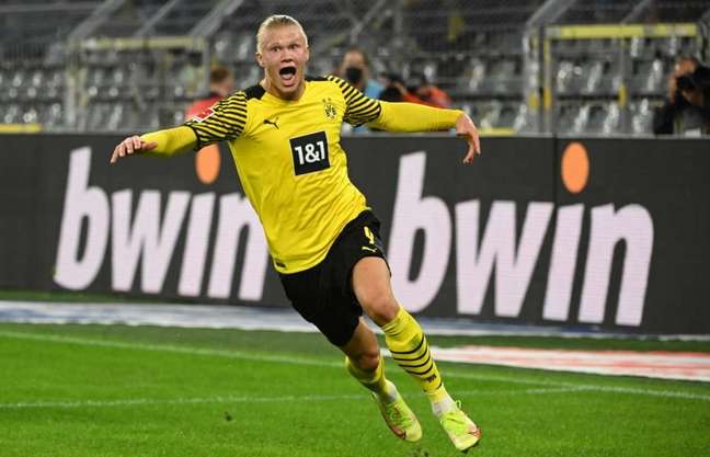 Haaland marcou duas vezes para o Borussia Dortmund nesta sexta-feira (Foto: INA FASSBENDER / AFP) Haaland marcou duas vezes para o Borussia Dortmund nesta sexta-feira (Foto: INA FASSBENDER / AFP)