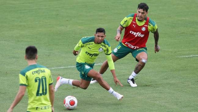 Gustavo Gómez (de colete) marca Rony durante treino do Palmeiras na Academia (Foto: Cesar Grecco/Palmeiras)