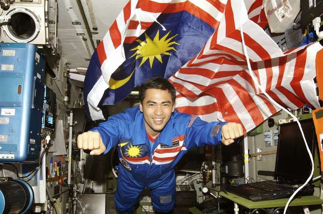 Dr. Sheikh Muszaphar Shukor Al Masrie bin Sheikh Mustapha, astronauta da Malásia e muçulmano 