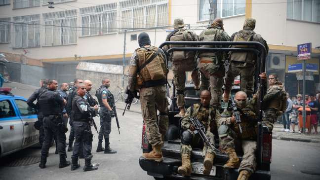 Imagem mostra diversos militares durante operação policial no Rio de Janeiro