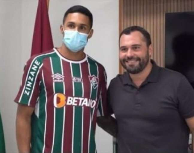 Cristiano aparece no vídeo já vestindo camisa tricolor ao lado de Mário Bittencourt (Reprodução / Flu TV)