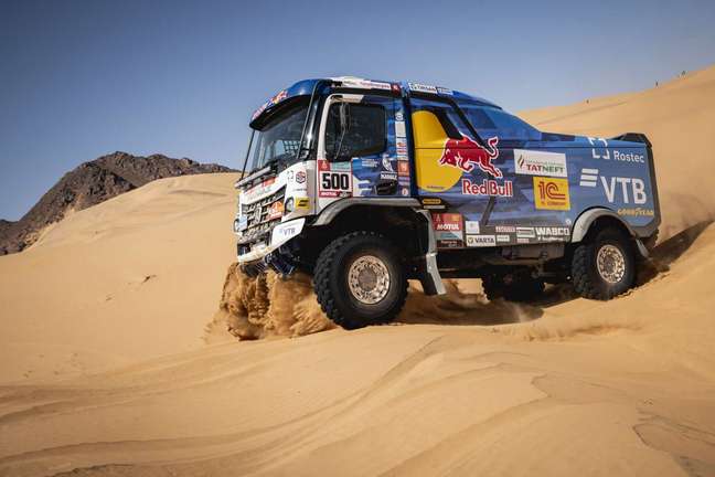 Dmitry Sotnikov dominou o Dakar entre os caminhões desde o início 
