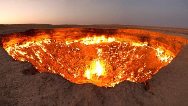 Cratera de Darvaza, no Turcomenistão, está queimando gás metano de forma ininterrupta há décadas 