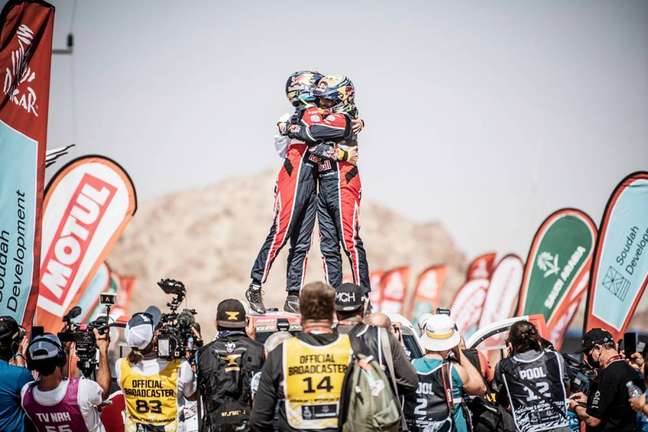 Matthieu Baumel e Nasser Al-Attiyah comemoram título do Dakar 