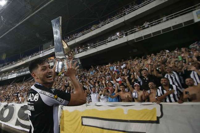 Oyama foi peça importante no título da Série B do Botafogo (Foto: Vítor Silva/Botafogo)