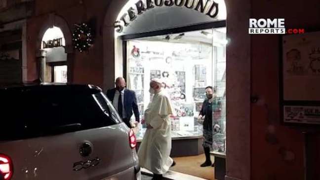 Papa Francisco foi flagrado saindo de loja do centro de Roma