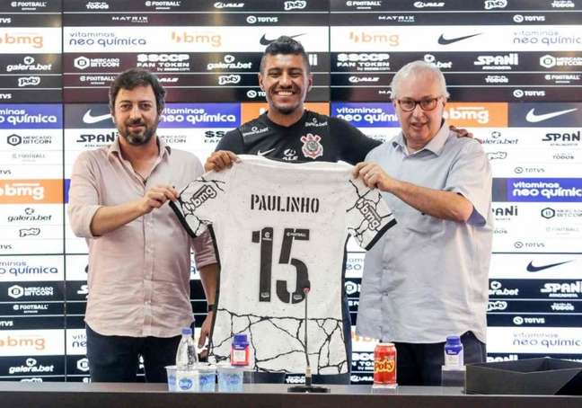 Paulinho segurando a camisa 15 do Timão (Foto: Rodrigo Coca / Agência Corinthians)