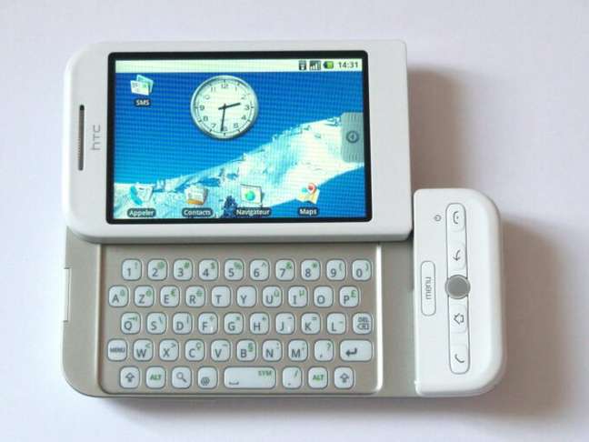 Versão francesa do HTC Dream, o primeiro celular Android; note o teclado AZERTY 