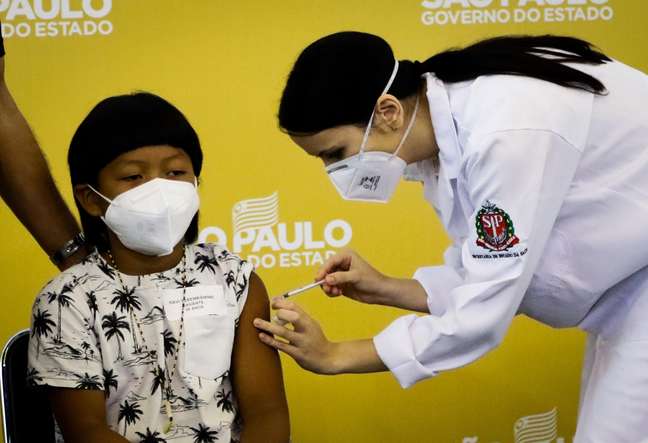 Davi Seremramiwe Xavante ,8, da tribo Xavante, primeira criança a receber a primeira dose da vacina contra covid-19 da Pfizer.